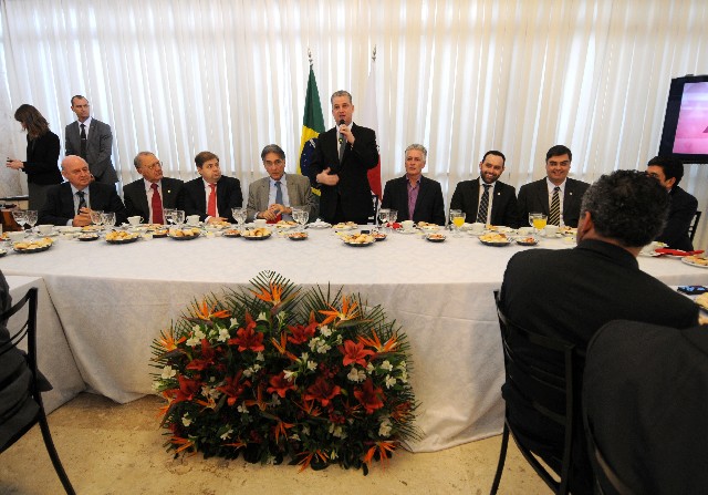 Da reunião, conduzida pelo deputado Adalclever Lopes, participaram 54 deputados e oito secretários de Estado, além do corpo de diretores da ALMG