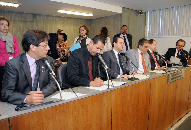 A proposição impede que militares que tenham casa própria disputem o sorteio, que dá acesso ao fundo habitacional