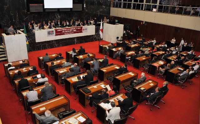 Parlamentares de vários Estados participaram do debate público realizado nesta segunda (13)