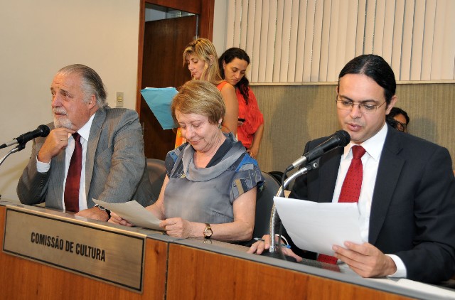 O relator, deputado Elismar Prado (à dir.), considerou a importância do poder público para a preservação dos bens da PM