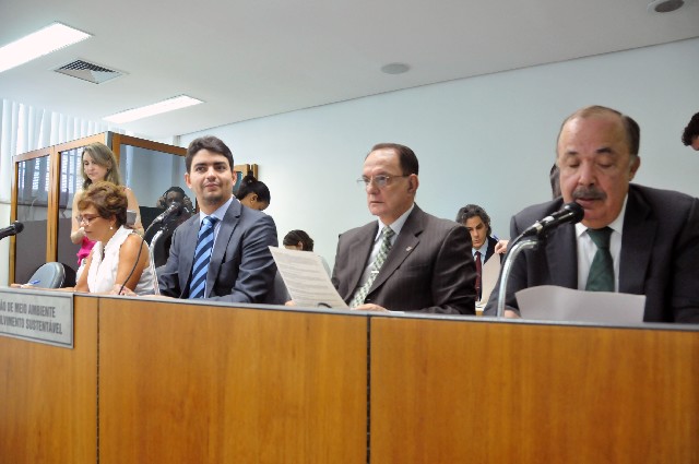 O deputado Inácio Franco (1º à direita) foi o relator do PL 1.947/15 na Comissão de Meio Ambiente