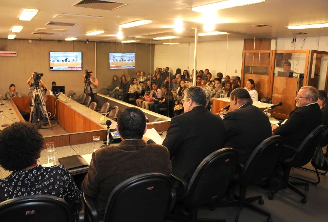 Comissão se reuniu nesta quinta (27) para discutir medidas para conter o avanço do oxi