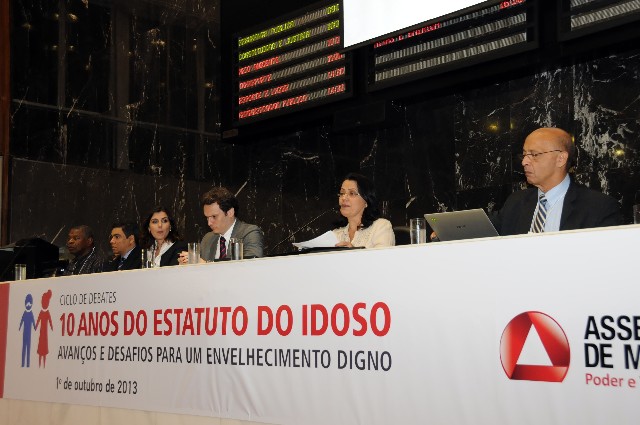 Kalache (à dir.) foi o primeiro palestrante do painel O Contexto do Envelhecimento em Minas e no Brasil, do ciclo de debates