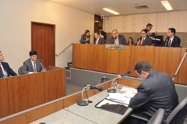 A Comissão de Defesa do Consumidor se reuniu para obter esclarecimentos sobre os preços exorbitantes de bebidas, comida e estacionamento praticados em Confins