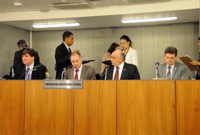 Sebastião Costa (2º da esquerda para direita) distribuiu avulso do parecer ao PL 3.879/13