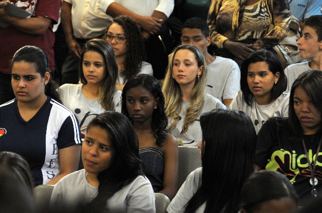 O Auditório recebeu dezenas de adolescentes, a maioria ligada a instituições que promovem a educação pelo trabalho na forma de “jovens aprendizes”
