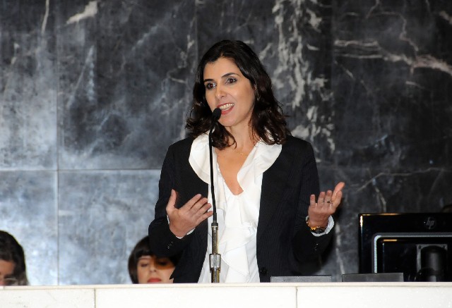 Viviane Marçal apresentou alguns dados sobre a realidade das pessoas idosas em Minas Gerais