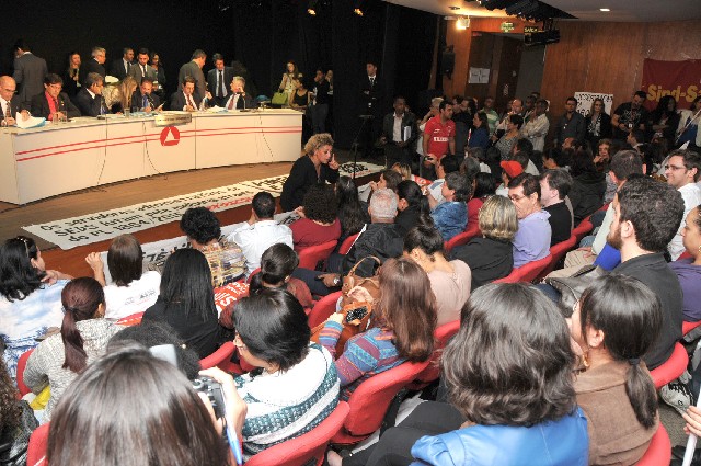 Servidores da saúde e do Ipsemg lotaram o Teatro da ALMG, onde foi realizada a reunião da Comissão de Constituição e Justiça