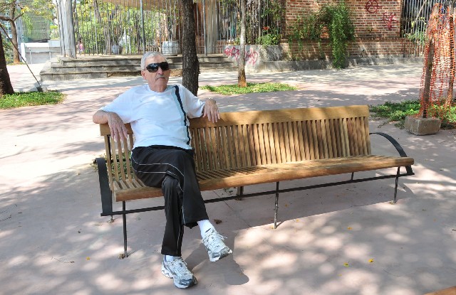Jair do Santos frequenta a Praça da Assembleia há mais de duas décadas e elogia o cuidado com o local