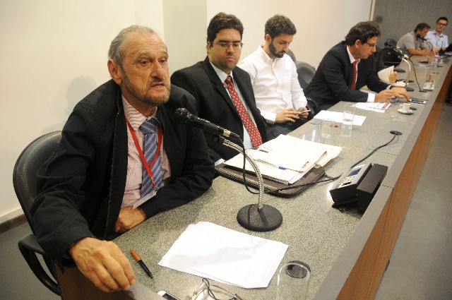 O secretário Murilo Valadares (à esquerda) falou sobre a importância da clareza dos contratos