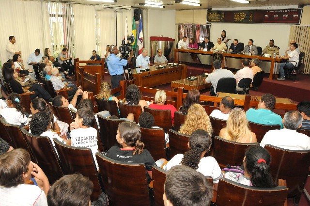 Familiares de usuários de drogas queixam-se de que algumas clínicas cobram preços altos, ofertando serviço duvidoso