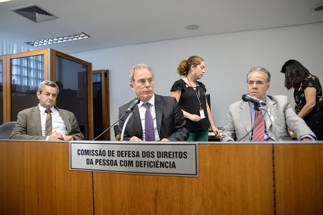 Parlamentares também defenderam a continuidade de escolas especiais