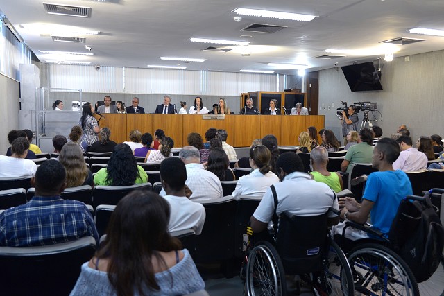 Audiência pública foi realizada pela Comissão de Educação, Ciência e Tecnologia nesta terça-feira (31)