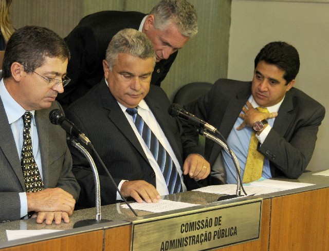 A Comissão de Administração Pública analisou o PL 2.571/11 nesta terça-feira (29)