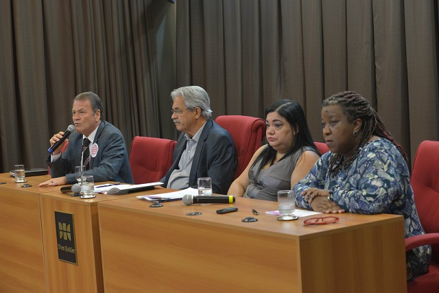 Macaé Evaristo (à direita) destacou a importância de se respeitar a diversidade religiosa nas escolas