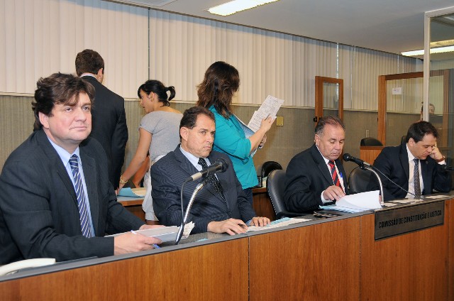 André Quintão (à esq.) concluiu pela constitucionalidade do PL 3.531/12, mas sugeriu alterações no texto original, consolidadas no substitutivo nº 1