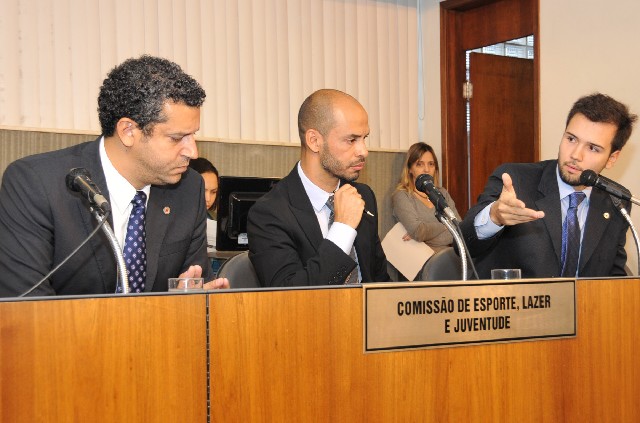 Os parlamentares presentes elogiaram o projeto