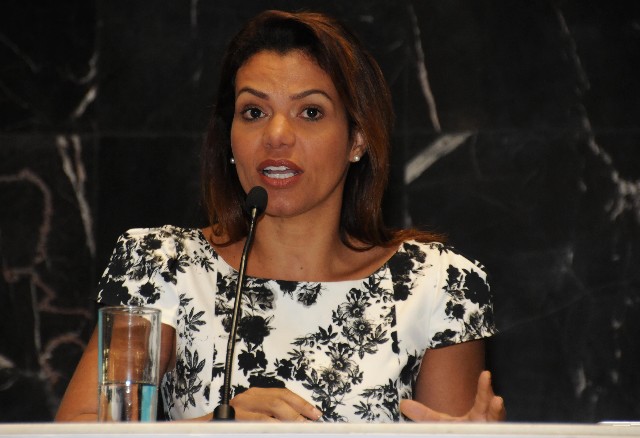 Nívea Mônica da Silva abordou a questão da realocação de comunidades