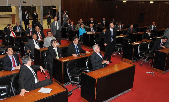 Votaram pela manutenção do veto 36 deputados