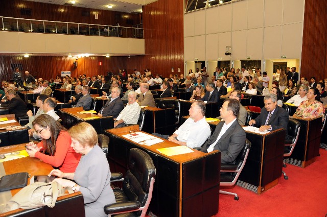Representantes da sociedade civil participam dos debates na manhã desta terça (6)