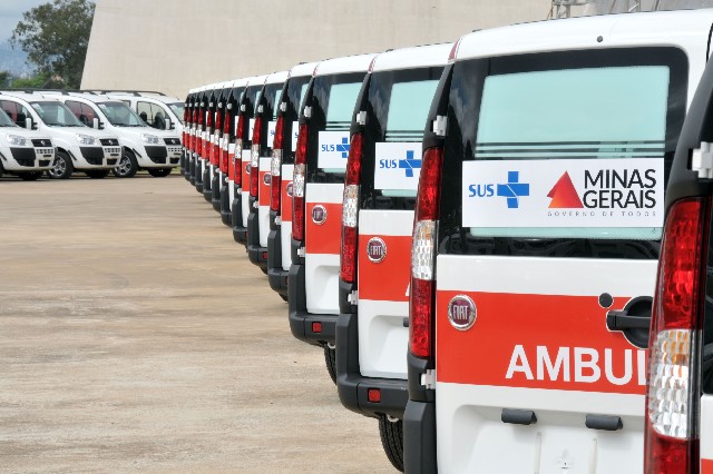 Entre os 155 veículos entregues aos prefeitos, 17 são ambulâncias