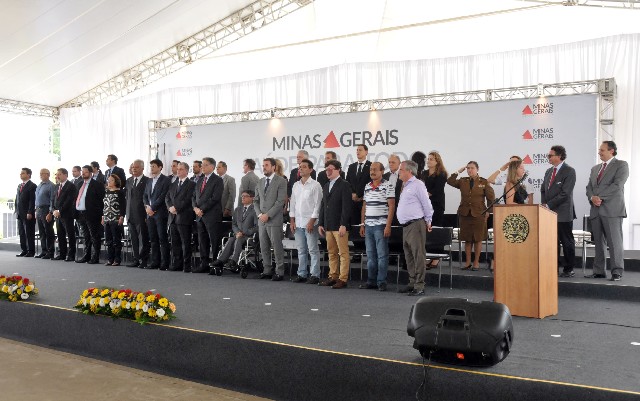 Além das 112 prefeituras, também foram beneficiadas com os veículos cinco entidades não governamentais
