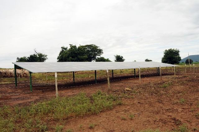 Em Capitão Enéas, a fazenda Lagoa do São João implantou 72 placas solares, que garantem a produção diária de 17 e 24 KW de energia