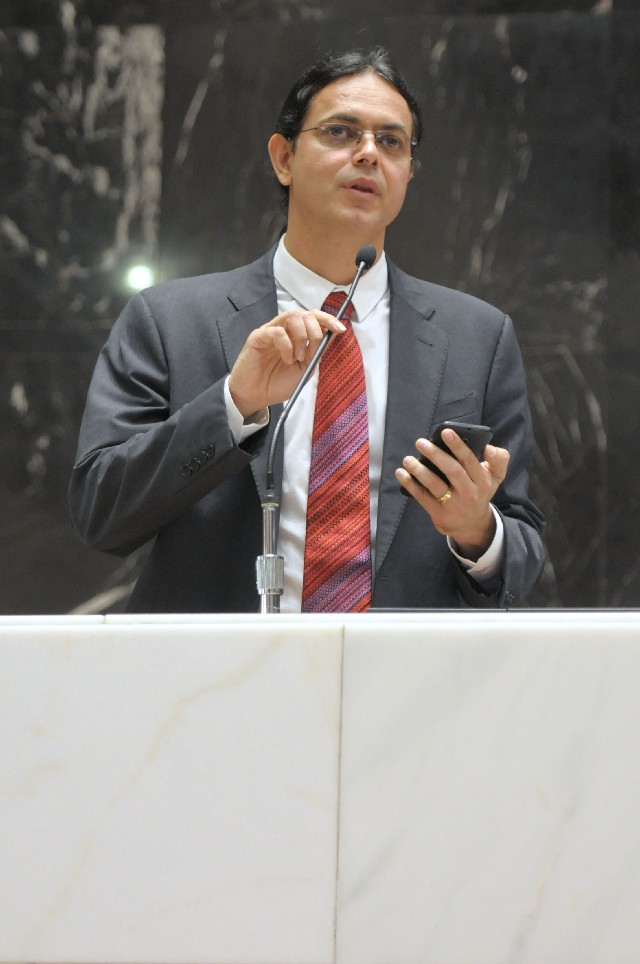 Elismar Prado criticou a Anvisa por liberar o cigarro e restringir a distribuição da pílula do câncer