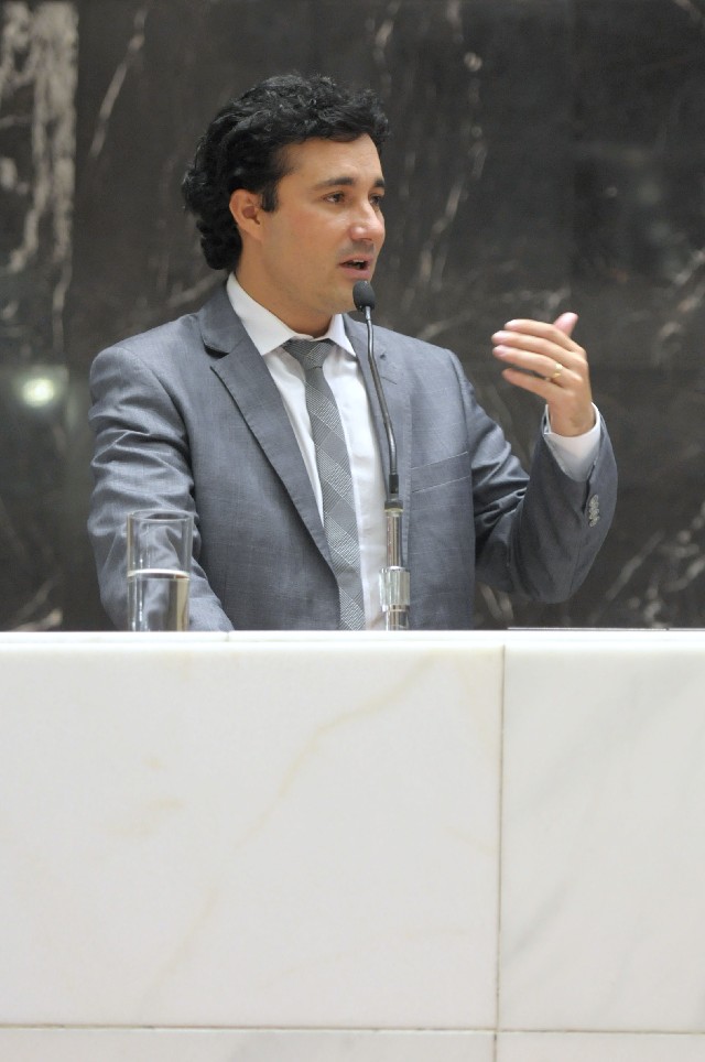 Segundo Cristiano Silveira, o governo vai nomear 30 mil servidores na educação em 2017