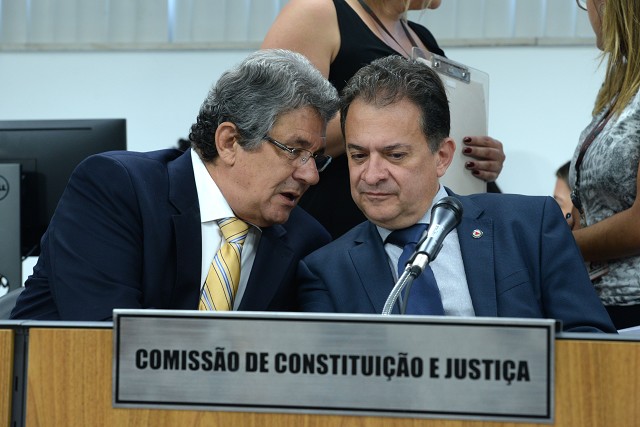 Leonídio Bouças (à direita) concluiu pela constitucionalidade da matéria
