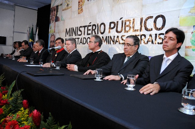Ao lado de outras autoridades, presidente Dinis Pinheiro participa de solenidade de posse do procurador-geral de Justiça do MP, Carlos André Mariani Bittencourt
