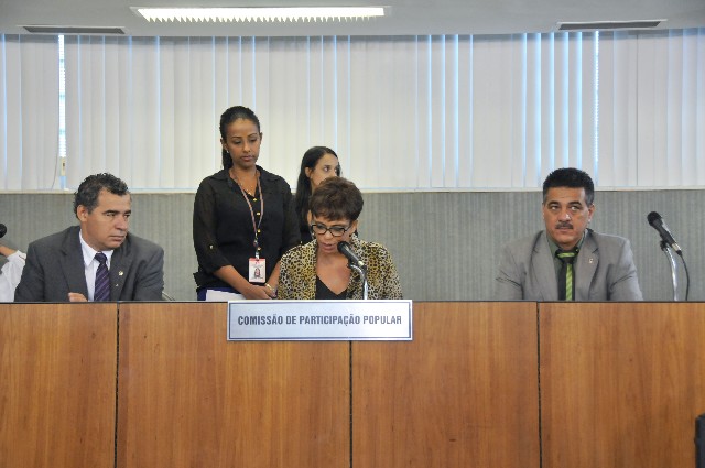 Deputados analisam proposições em reunião nesta quinta (12)