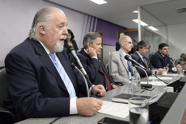 Carlos Mosconi (à esquerda) explicou a situação do Hospital do Câncer do Sul de Minas