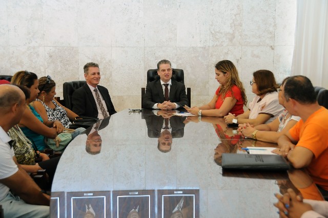 O deputado Adalclever Lopes recebeu representantes do Sind-UTE no Salão Nobre da ALMG