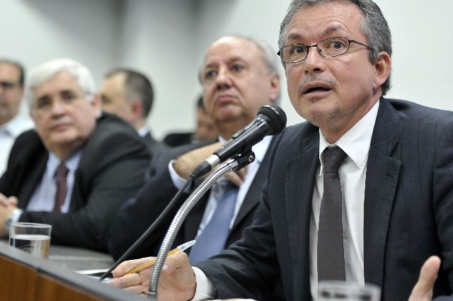 Segundo o secretário de Estado Altamir Rôso Filho (à direita), 1.066 projetos aguardam licenciamento ambiental em Minas