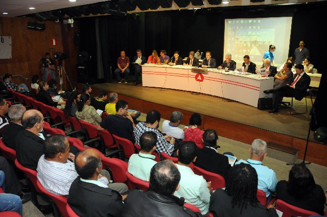 Debate aconteceu no Teatro e contou com boa presença de público