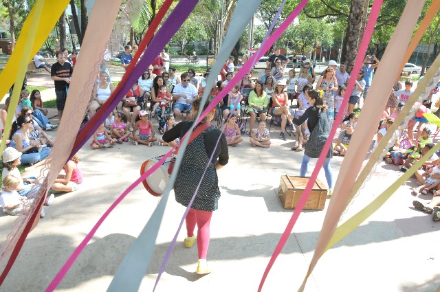 Teatro, recital, meditação e concerto foram algumas das atividades do Domingo na Praça