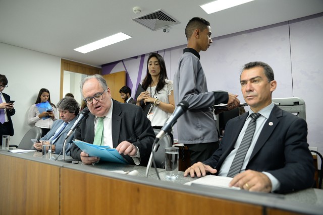O deputado Roberto Andrade (centro) opinou pela aprovação do projeto na forma do substitutivo nº 1