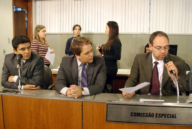 Deputados aprovam dois requerimentos