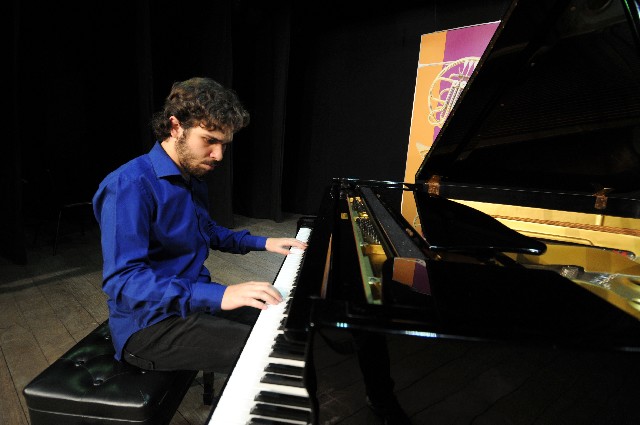 Na música desde os três anos de idade, Davi estuda piano na UFMG e estará no próximo Segunda Musical - Arquivo/ALMG