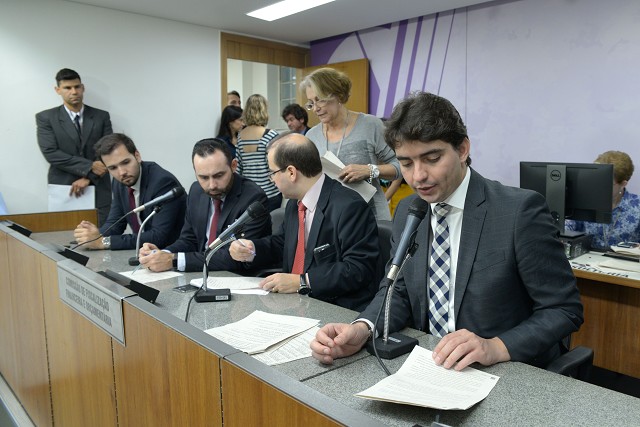O relator, deputado Cássio Soares (à direita), opinou pela aprovação do projeto na sua forma original