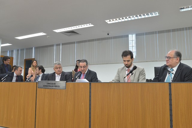 Deputados analisaram emendas apresentadas em Plenário ao PLC 9/15, durante a discussão da matéria em 1º turno