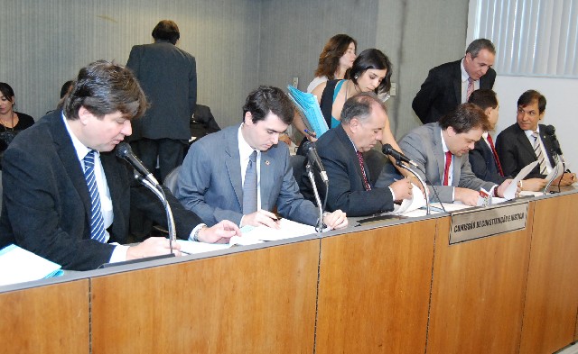 André Quintão (à esq.), relator, opinou pela aprovação da matéria em sua forma original
