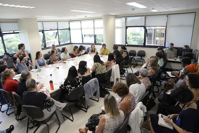Representantes de movimentos sociais, órgãos públicos e coletivos de mulheres se reuniram para discutir detalhes do evento