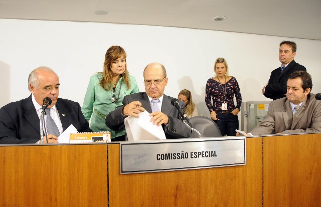 Arlen Santiago (ao centro) foi eleito presidente da comissão