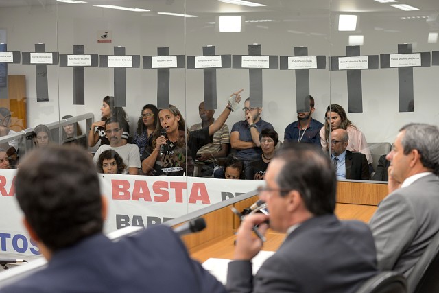 Moradores usaram cruzes para lembrar os mortos no rompimento da Barragem de Fundão, em Mariana