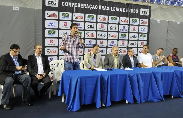 Além do presidente Dinis Pinheiro, também estiveram presentes na cerimônia os deputados Sávio Souza Cruz e Adalclever Lopes