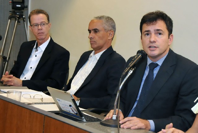 Cláudio de Ávila (à dir.) acredita que tanto as cooperativas quanto os aplicativos podem coexistir