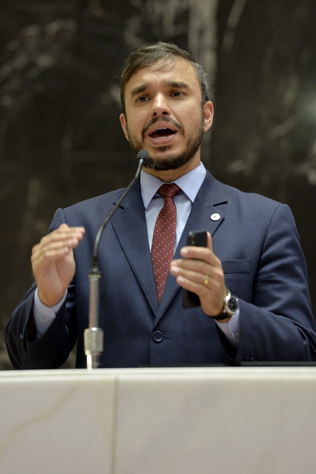 O projeto Escola sem Partido foi defendido pelo deputado Léo Portela.
