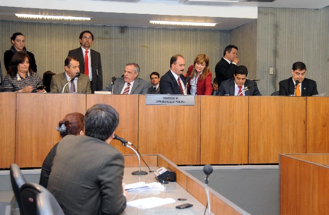 Deputados aprovam pareceres nesta terça-feira (10)